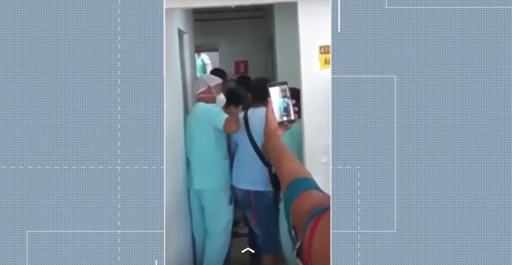 Homem corre atrás de médico com estilete na Bahia após ser orientado a levar exames do filho para outra unidade de saúde