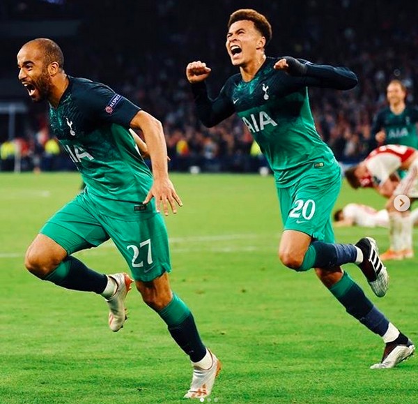 Dele Alli celebrando um gol do Tottenham com o colega brasileiro Lucas (Foto: Instagram)