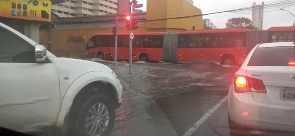 chuva causa alagamentos no centro e em outros bairros de curitiba fotos parana g1