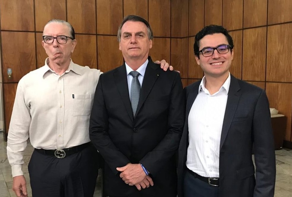 Bolsonaro e os médicos Antônio Macedo (à esquerda) e Leandro Echenique (à direita) durante visita a São Paulo — Foto: Reprodução/Facebook
