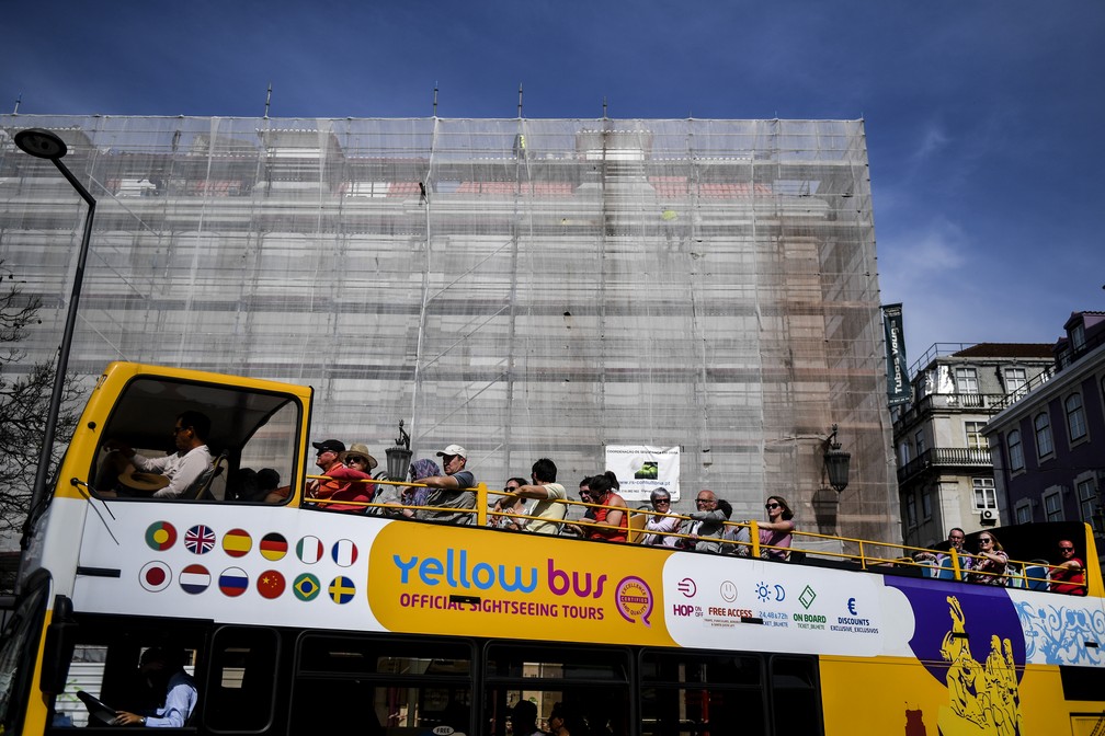 Turistas passam por edifício em reforma na capital portuguesa. (Foto: Patricia de Moelo Moreira/AFP)