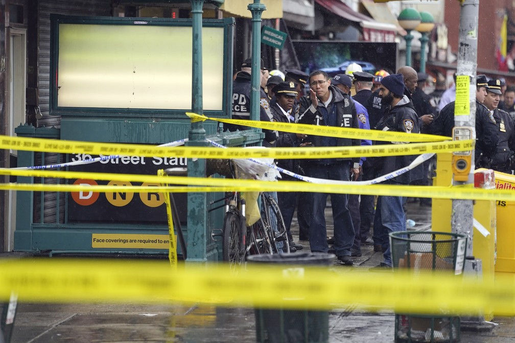 Polícia faz buscas por autor de tiros no metrô de Nova York. — Foto: John Minchillo/AP Photo