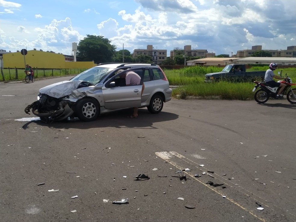 Carro envolvido no acidente em cruzamento de Campo Grande ficou com a dianteira destruída — Foto: Polícia Militar/Divulgação
