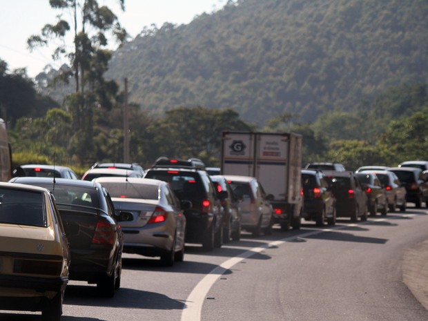 Rodovia do Tamoios registra tráfego intenso neste sábado (28). (Foto: Carlos Santos/G1)