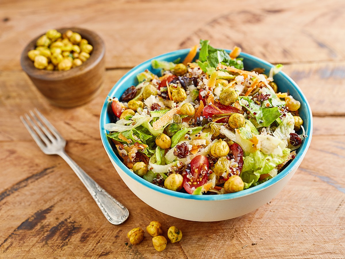 Salada vegana leva quinoa e chips de grão-de-bico (Foto: Divulgação)