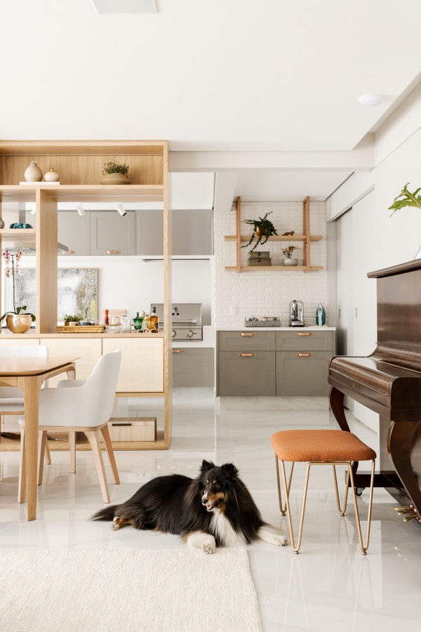 Décor do dia: Living com cozinha integrada com painéis ripados e cobre (Foto: Ricardo Bassetti/Divulgação)