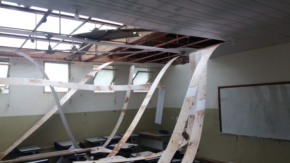 Escola em Bandeirantes (MS) teve parte do tero destruído após vendaval. — Foto: Vilma Penze 