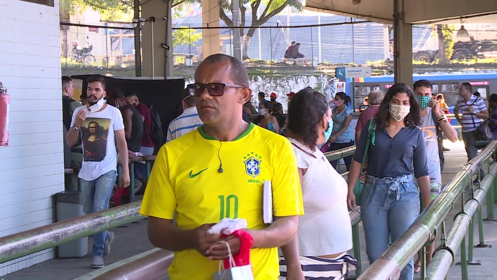 Apenas parte da população utiliza, nesta segunda-feira (11), máscaras em Pernambuco — Foto: Reprodução/TV Globo