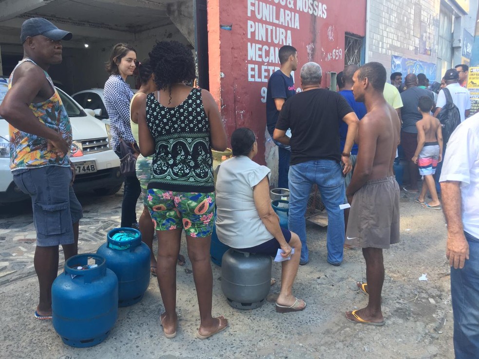 Ação de sindicatos vendeu botijão a R$ 50 em Salvador — Foto: Phael Fernandes/G1 Bahia