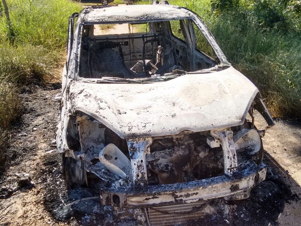 Carro que pertence ao taxista foi encontrado queimado na zona rural de Lima Duarte (Foto: PM/Divulgação)