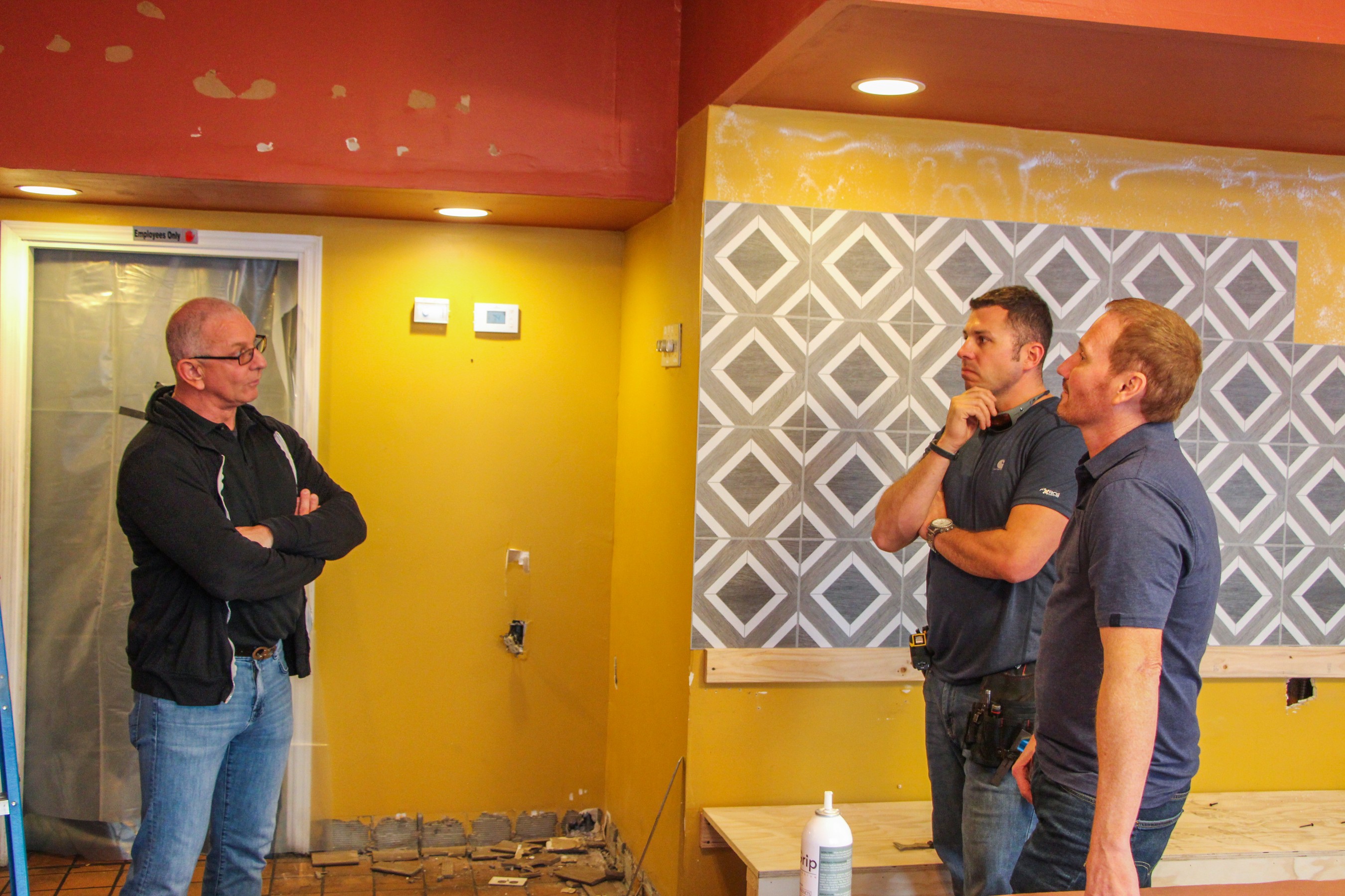 Robert, Lynn Kegan e Tom Bury em um encontro no novo endereço em construção, como visto em Restaurant Impossible (Foto: Divulgação)