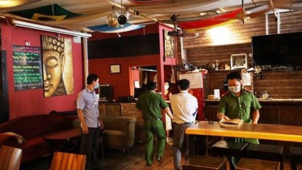 O bar Buddha foi inspecionado pela polícia antes de reabrir — Foto: Police Handout