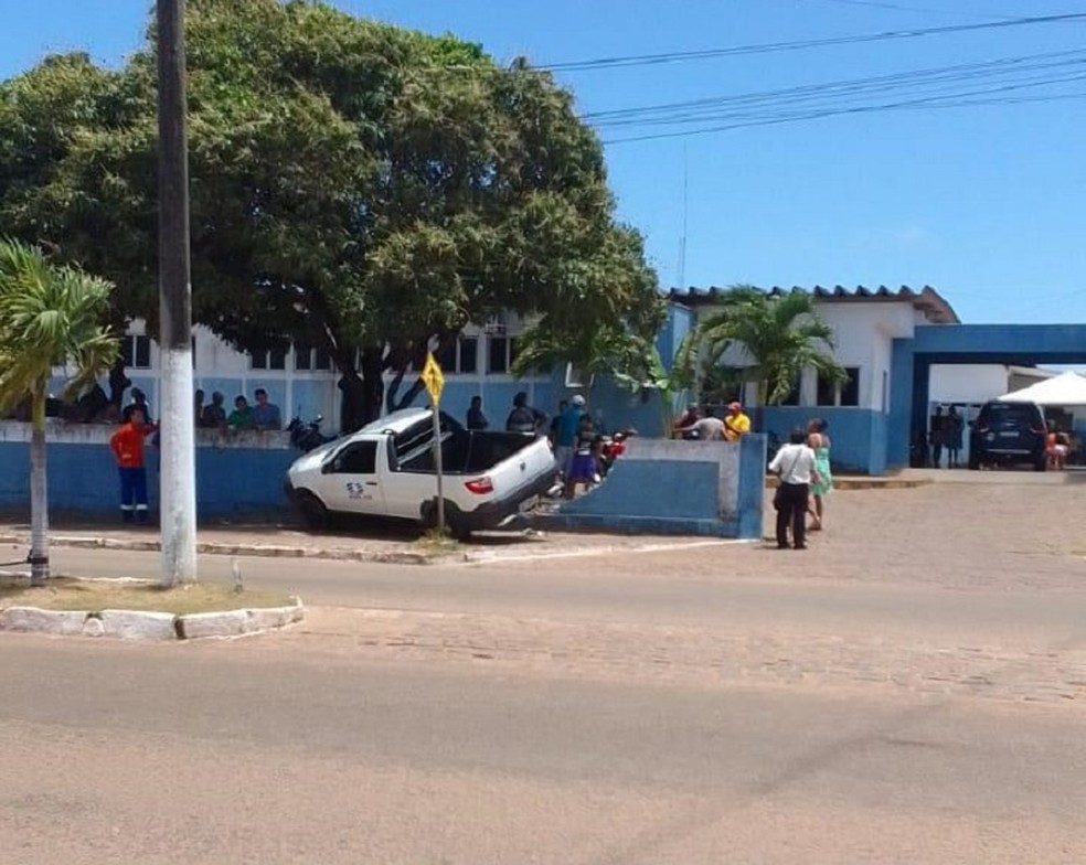 Carro derruba parte do muro do hospital municipal de Touros, RN &mdash; Foto: Redes sociais