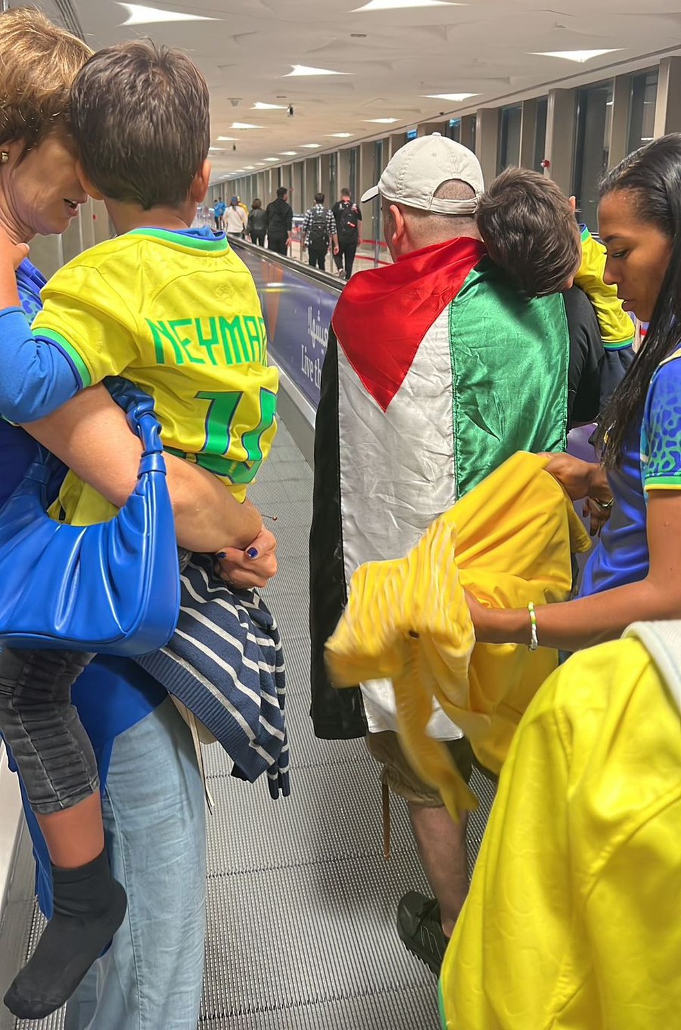 Torcedor com a bandeira da Palestina ajuda família de Tite no metrô — Foto: Arquivo Pessoal
