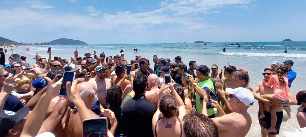 Bolsonaro em praia de São Francisco do Sul nesta terça-feira  — Foto: Jean Raupp/NSC TV