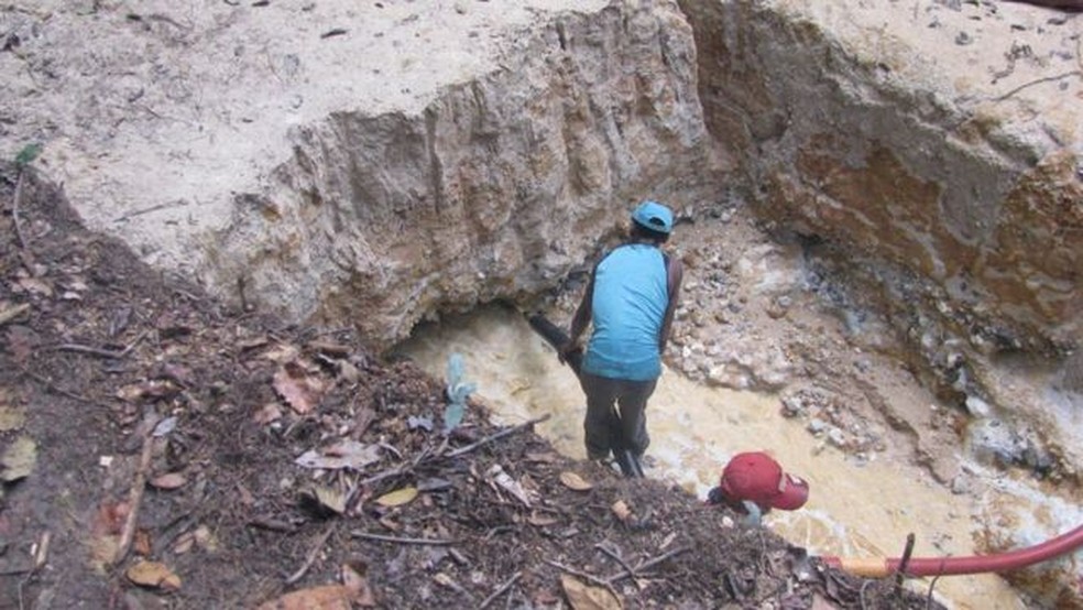 O garimpo ilegal destrói a flora e polui a floresta com mercúrio — Foto: JAKELINE PEREIRA