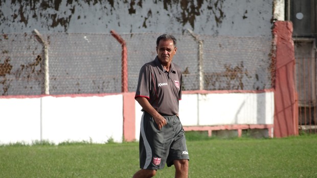 Roberval Davino está de volta ao CRB (Foto: Henrique Pereira/ Globoesporte.com)
