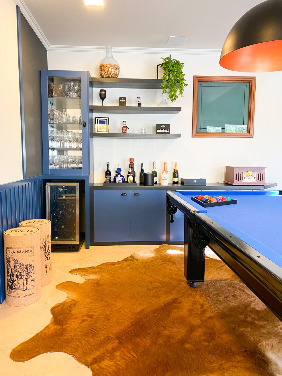 Uma antiga sala de estar foi transformada em mini "pub bar" para melhorar a funcionalidade do espaço — Foto: Arquivo pessoal/Diego Camargo