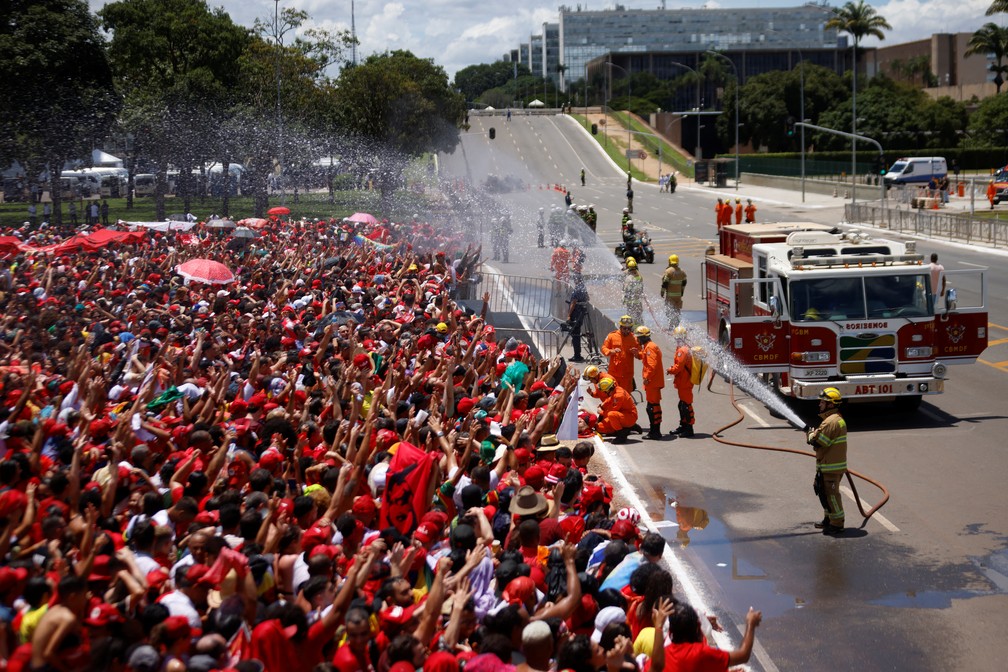Bombeiros refrescam público em Brasília (DF) antes da cerimônia de posse do presidente Lula — Foto: Adriano Machado/Reuters
