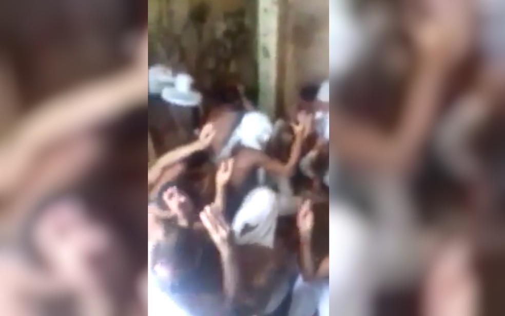 Presos gravam vídeo dentro de cela em Águas Lindas de Goiás — Foto: Reprodução/TV Anhanguera