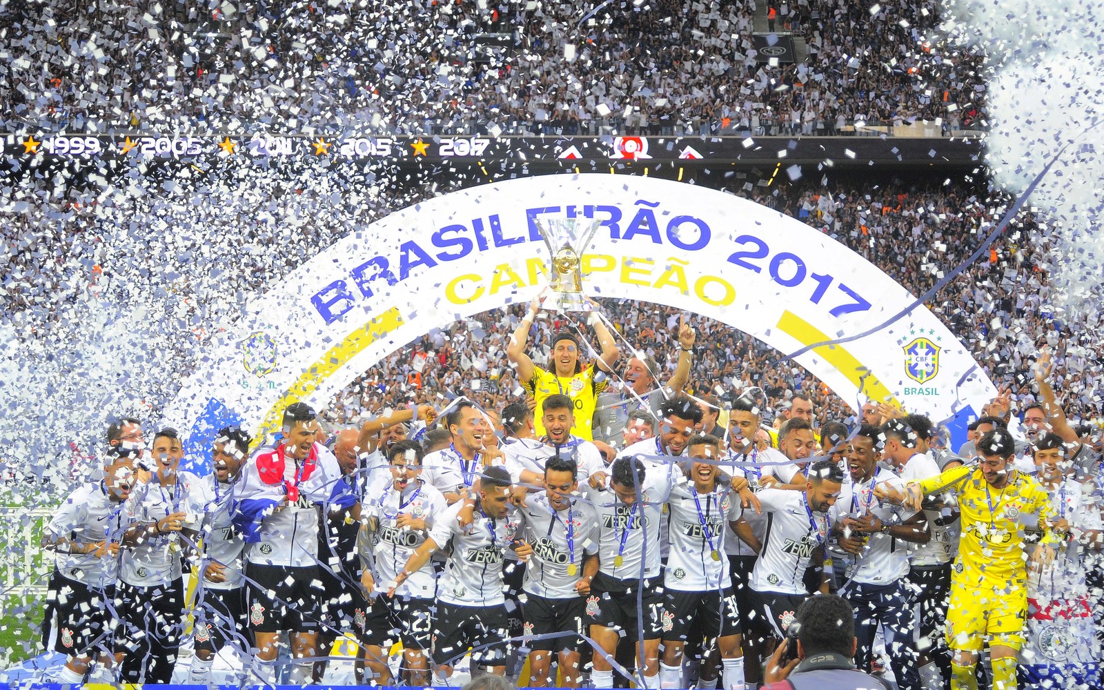 Corinthians recebe prêmio do Brasileirão e promete pagar elenco ainda neste mês