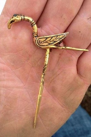 Broche de tesouro descoberto na Escócia (Foto: reprodução/ Twitter)