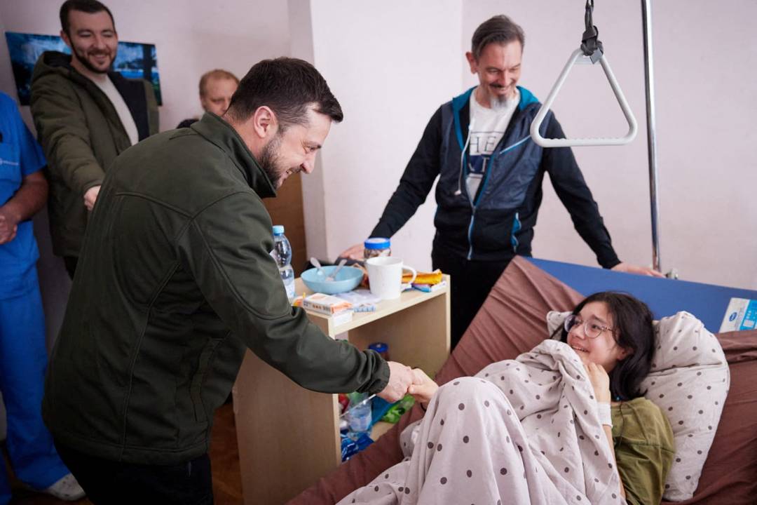 O presidente da Ucrânia, Volodymyr Zelensky, visita pacientes em hospital de Kiev