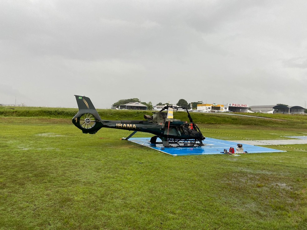 Helicóptero estava no Aeroclube de Manaus quando foi alvo de ataque. — Foto: Ayrton Senna Gazel/g1 AM