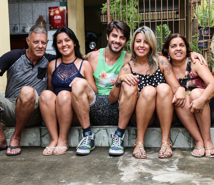 Renan do BBB16 ao lado de seus pais e de suas irmãs (Foto: Fernanda Frozza/Gshow)