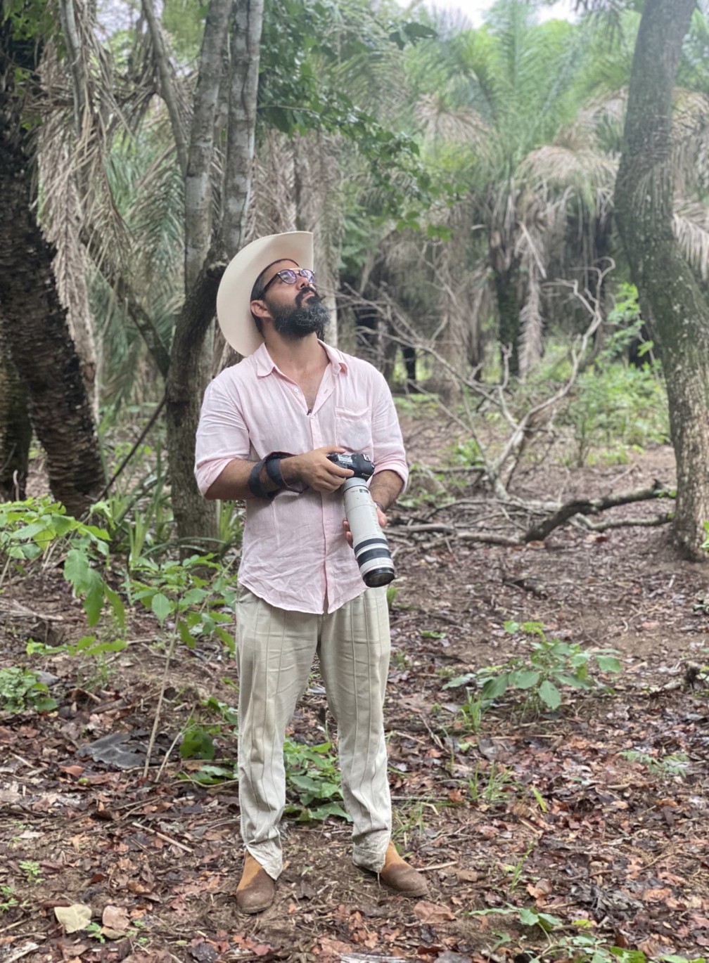 O ator Juliano Cazarré fotografa entre as gravações de 'Pantanal' — Foto: Globo Repórter