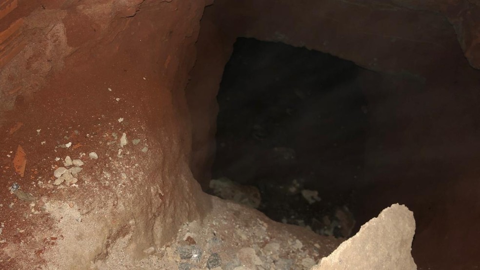 De acordo com agentes, tÃºnel tinha aproximadamente dois metros de profundidade. â Foto: ReproduÃ§Ã£o/TV Verdes Mares