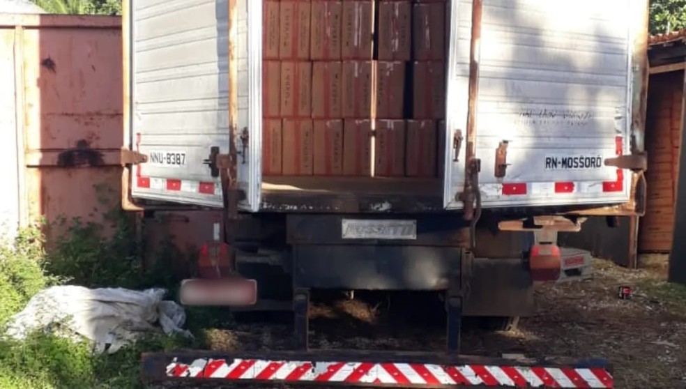Cigarros foram encontrados em caminhões e depósito em Assu, RN — Foto: PM/Cedida