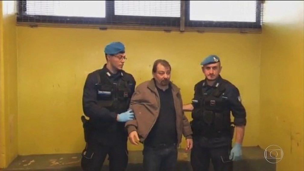 Após ser preso na Bolívia, Battisti foi detido em uma penitenciária italiana de segurança máxima na Ilha da Sardenha — Foto: Reprodução/JN