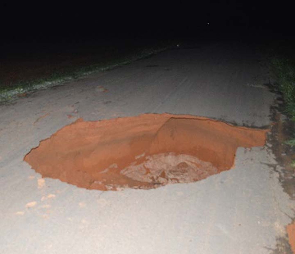 Cratera na BA-459, no oeste da Bahia (Foto: Edivaldo Braga/Blog Braga)