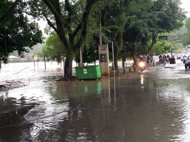 Rio invadiu parte da Avenida Beira Rio, em frente ao Largo dos Pescadores Piracicaba (Foto: Thainara Cabral/G1)