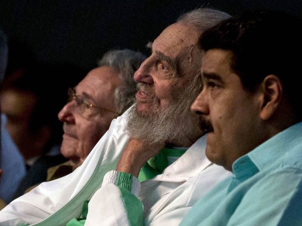 O ex-presidente de Cuba, Fidel Castro (centro), participa de festa de gala celebrando seu aniversário de 90 anos, acompanhado de seu irmão, Raúl (ao fundo) e do presidente da Velezuela, Nicolas Maduro (direita), no teatro Karl Marx em Havana (Foto: Ismael Francisco/Cubadebate/AP)