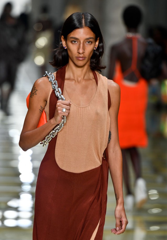 MILAN, ITALY "u2013 SEPTEMBER 19: A model walks the runway at the Bottega Veneta Ready to Wear fashion show during the Milan Fashion Week Spring/Summer 2020 on September 19, 2019 in Milan, Italy. (Photo by Victor VIRGILE/Gamma-Rapho via Getty Images) (Foto: Gamma-Rapho via Getty Images)