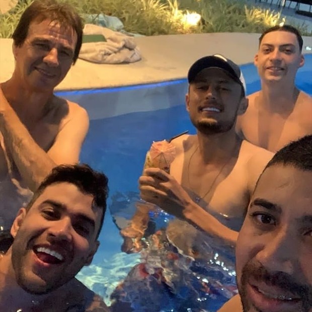Gusttavo Lima curte piscina com Renan Bolsonaro e amigos (Foto: Reprodução/Instagram)