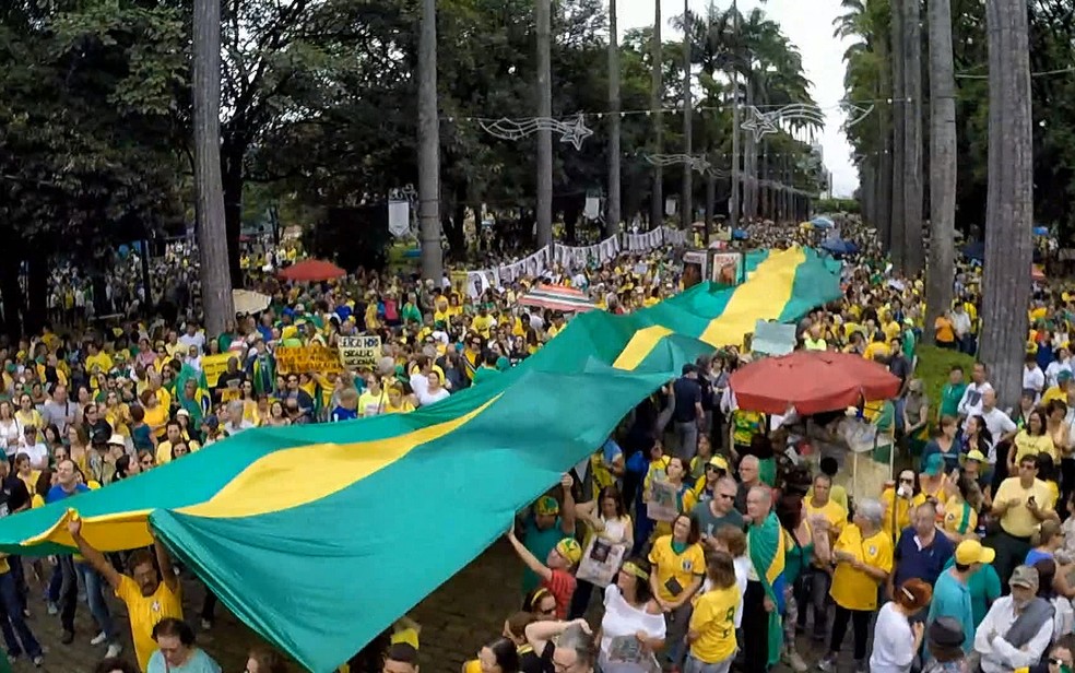 Bandeirão verde e amarelo é estendido na Praça da Liberdade, em Belo Horizonte (Foto: Henrique Stênio/TV Globo) Manifestações a favor da Lava Jato e contra a corrupção ocorrem neste domingo, Guarulhos Gng