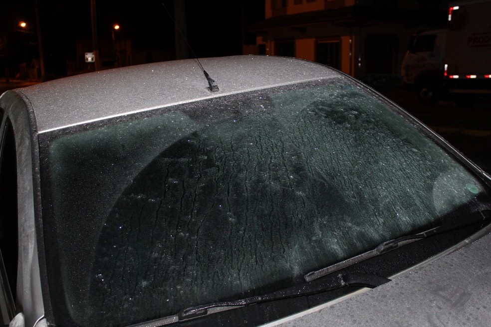 Fina camada de gelo se formou durante a madrugada no carro (Foto: Marleno Muniz Farias/ Prefeitura de Urupema/ Divulgação)