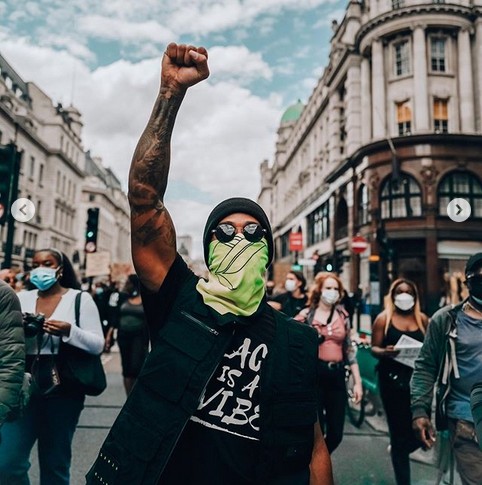 O piloto de Fórmula 1 Lewis Hamilton em um protesto contra o racismo em Londres (Foto: Instagram)
