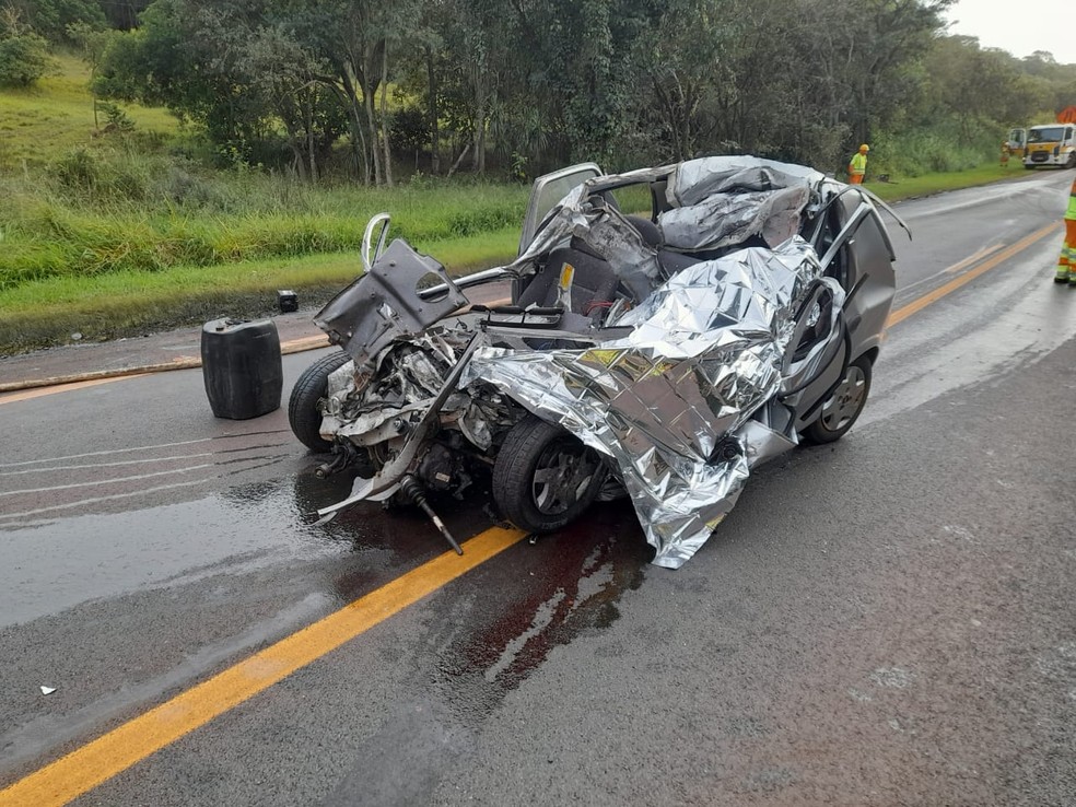 Acidente envolvendo um carro e um caminhão deixa homem morto em rodovia de Itaí (SP) — Foto: Corpo de Bombeiros/Divulgação