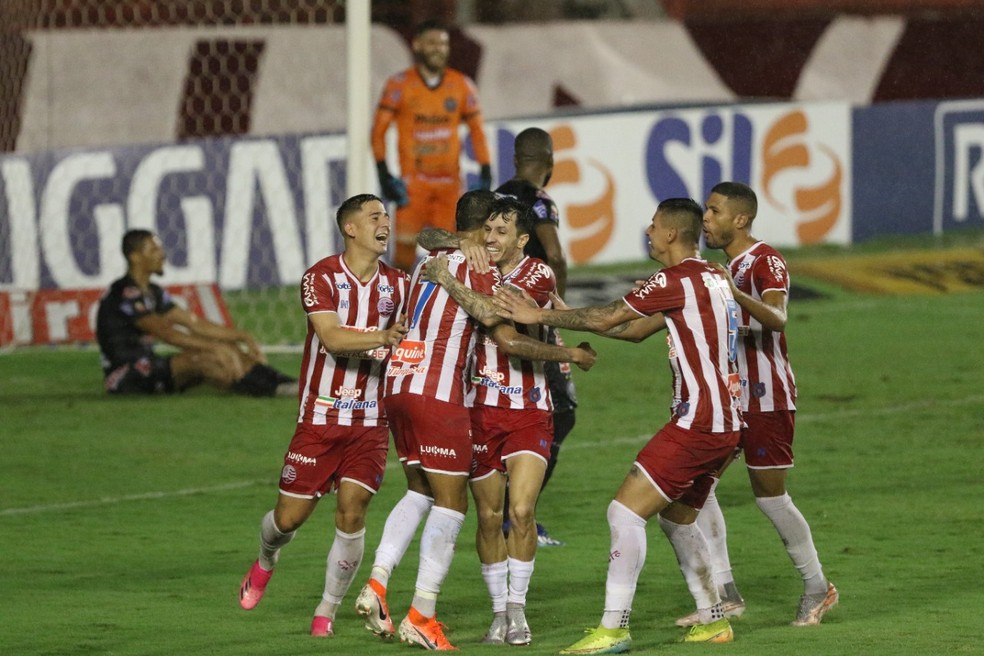 Jogadores alvirrubros comemoram gol de Jean Carlos na partida — Foto: Marlon Costa/Pernambuco Press