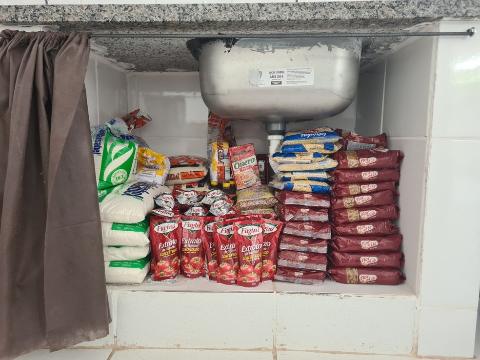 Fiscalização do TCE também acha alimentos estocados de forma irregular — Foto: TCE/Divulgação