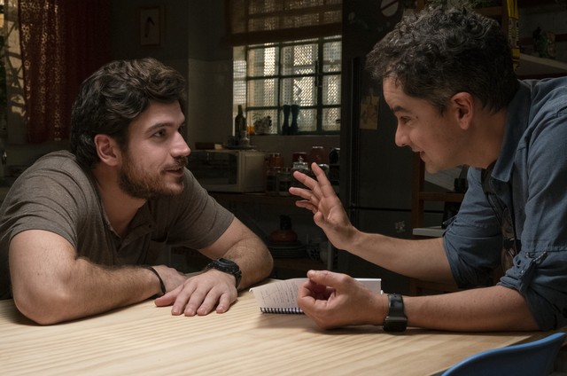 Marco Pigossi e Carlos Saldanha nos bastidores de 'Cidade invisível', da Netflix (Foto: Alisson Louback/Netflix )