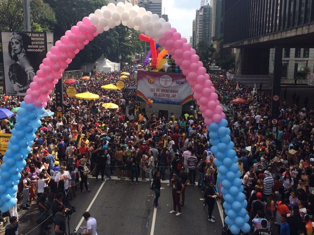 Balões enfeitam Parada Gay na Avenida Paulista neste domingo (29) (Foto: Gabriela Gonçalves/G1)