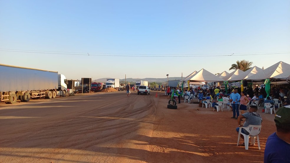 Bloqueio parcial em Pontes e Lacerda, em Mato Grosso — Foto: PRF/Divulgação