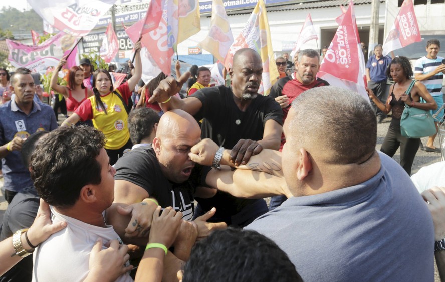 Petistas e Bolsonarista brigam na frente do Clube Tamoio, em São Gonçalo. Na foto, Rodrigo Duarte, apoiador do presidente, leva um soco durante o evento.