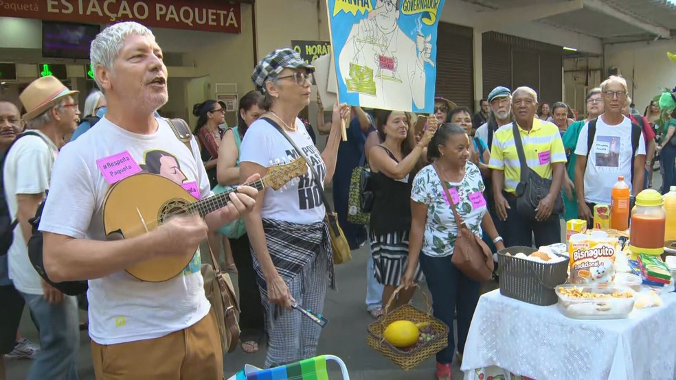 Moradores de Paquetá protestam na Praça 15 — Foto: Reprodução/TV Globo