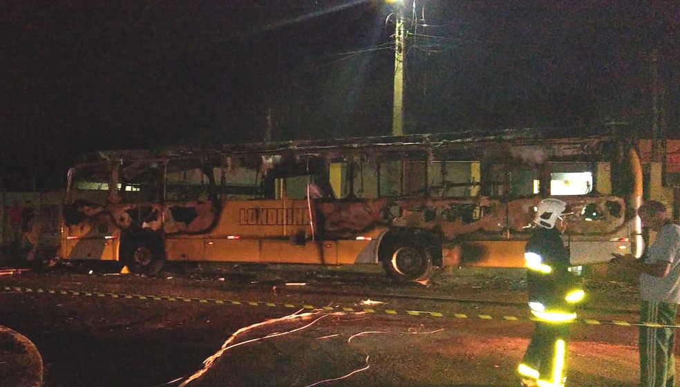 Ônibus ficou destruído após ser incendiado — Foto: PM/Divulgação